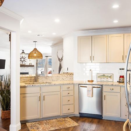 Lavish Branson Escape With Resort And Lake Access Exteriör bild